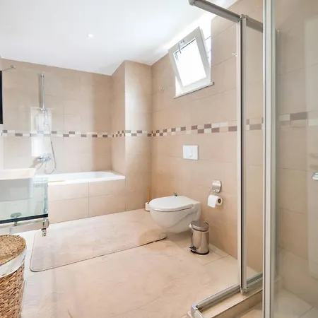 Central Location, Spacious W/pool & View וילה גוג'ק