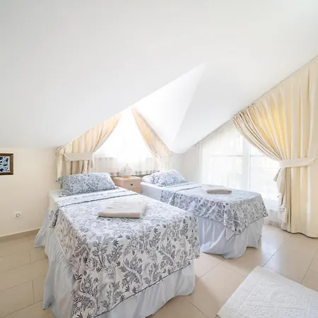Central Location, Spacious W/pool & View וילה *