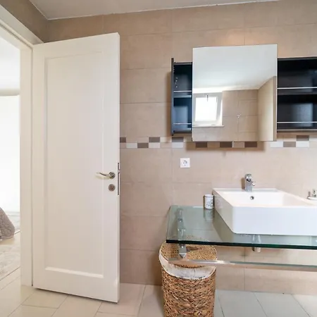 וילה Central Location, Spacious W/pool & View גוג'ק