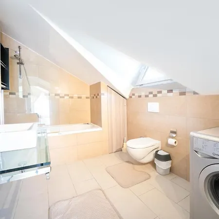 Central Location, Spacious W/pool & View וילה *